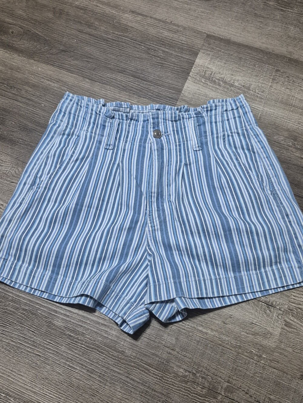 American Eagle Light Blue & White Striped High-Waist Shorts Size 4